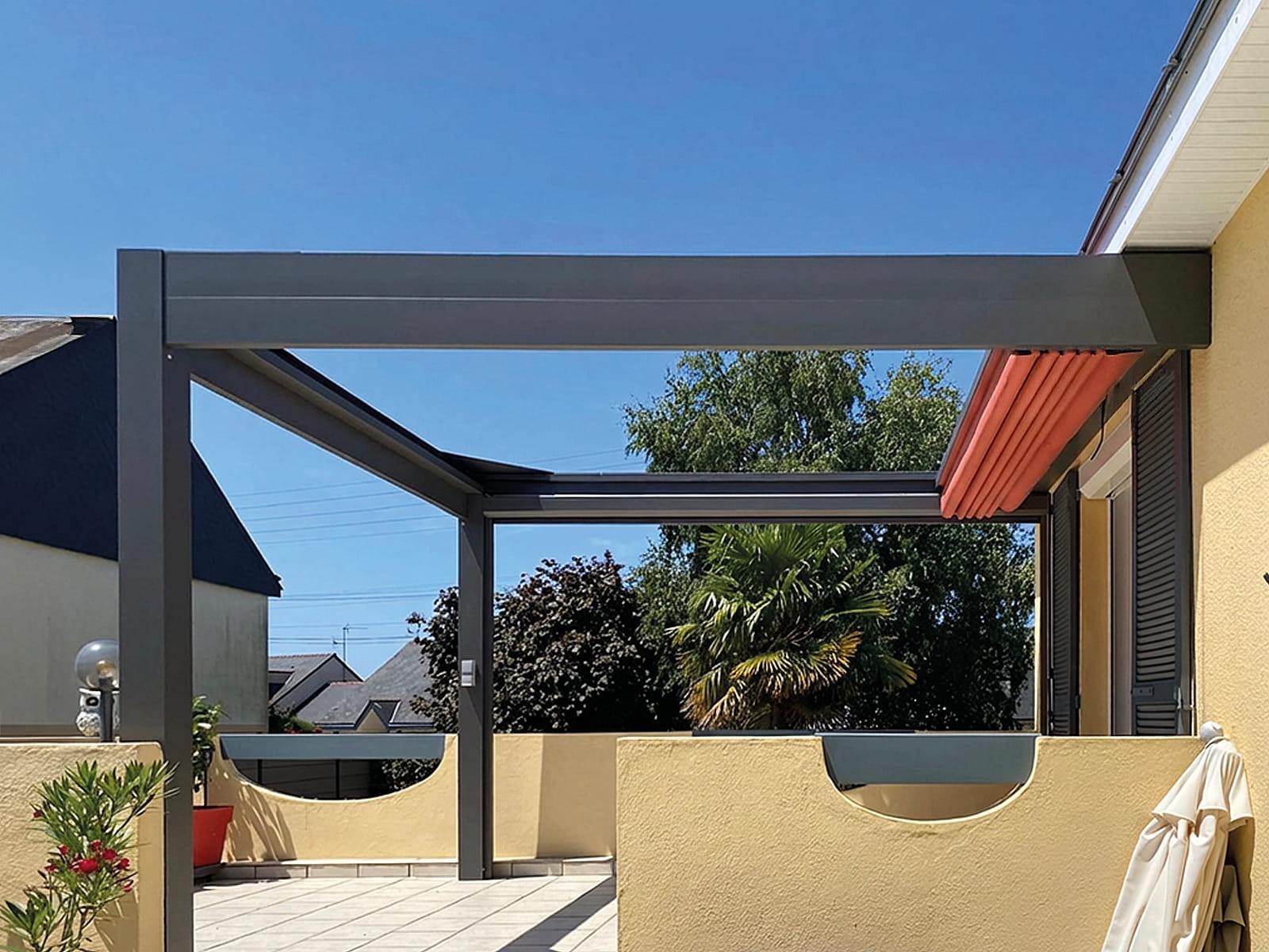 Alutoile simple, configuration façade, toile rétractée